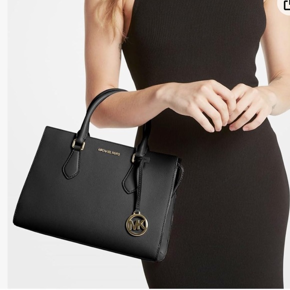 MICHAEL KORS SHEILA MEDIUM
CENTER ZIP SATCHEL CROSSBODY
BLACK COLOR - Picture 2 of 16